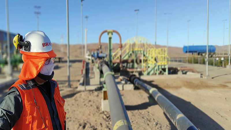 Técnico de campo com um pipeline do BRASS